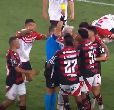 Lance polêmico no jogo de ida, no Maracanã, contra o Estudiantes.