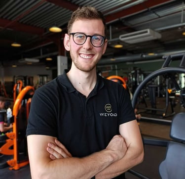 Coach sportif masculin dans une salle