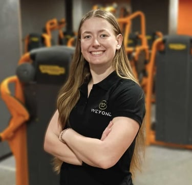 Coach sportif féminin dans une salle