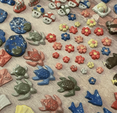 a table with a lot of different types of decorative ceramic art
