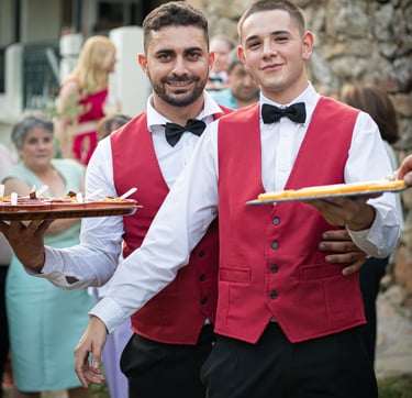 dos camareros con chaqueta roja
