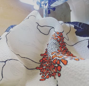 Machine à courdre et tissu de crêpe et motif à fleurs