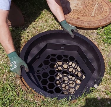 Solutii retinere mirosuri camine canalizare utilizand tavi cu filtre carbon activ