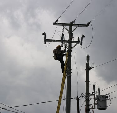 hombres instalando postes electricos