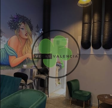 Interior artístico de Cannabis Club Vegas Valencia con mural y decoración