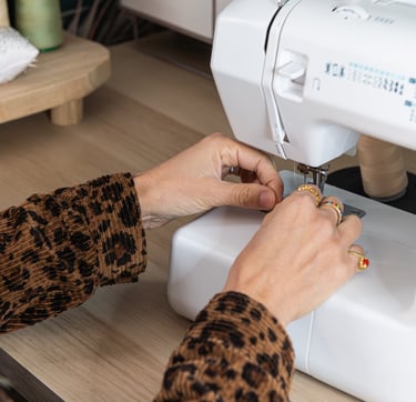 séance photo professionnelle avec un couturière, photo des mains avec la machine à coudre