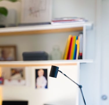 Bureau sur mesure Shelfi – La Garenne-Colombes – contreplaqué blanc – espace bureau