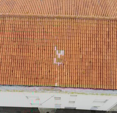 inspection d'une toiture ou on aperçois une anomalie