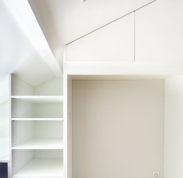 Dressing sous combles Shelfi – Courbevoie – penderie mélaminé blanc sur mesure