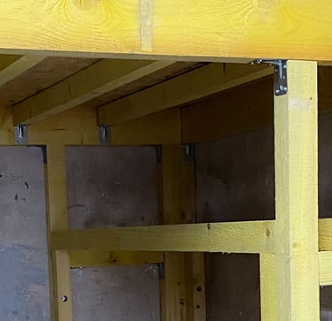 Structure meuble à buches – La Garenne-Colombes – sapin et étagères OSB