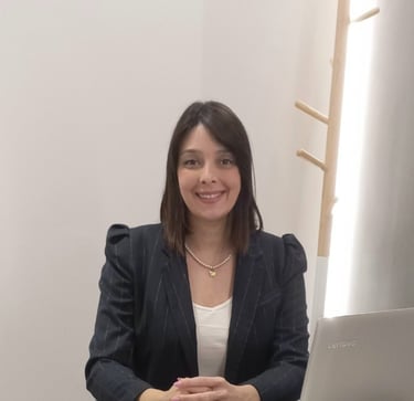 Fotografía de la psicóloga Machín en su despacho en Santander