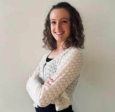 Eva Corn Gründerin und Geschäftsführerin von FRAMA Digital vor weißem Hintergrund