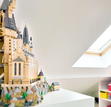 Étagères sous combles Shelfi – Courbevoie – rangements mélaminé blanc sur mesure