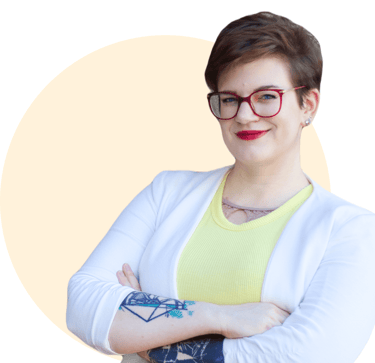 ein Bild von Swana Schuchmann mit weißem Blazer, lächelnd.