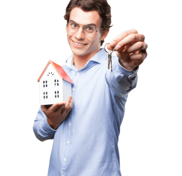 um homem segurando a chave da casa própria