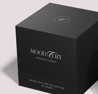 Vela aromática Luxury Mood Cozy em uma caixa de presente preta com textura que lembra couro.