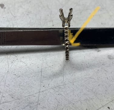 Fabricación y Vaciado de Anillo de Compromiso con diamantes laterales