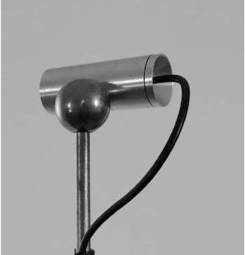 Foco técnico orientable VOLTA con cabezal cilíndrico y diseño metálico industrial