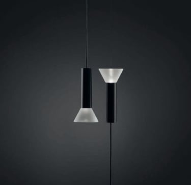 Lámpara suspendida LANTER con doble difusor de vidrio y cuerpo central negro en ambiente oscuro