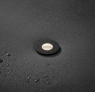 Foco empotrable MINI MINUS ultracompacto en techo oscuro, iluminación discreta