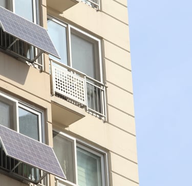 Balkonkraftwerk: Solarpanel an Balkongeländer befestigt