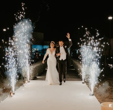 Pareja de novios entrando a la fiesta de su boda - Mejor fotógrafo y de bodas en Guadalajara México