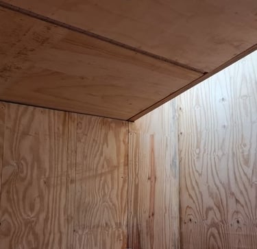 Instalação dos painéis estruturais em CLT durante a montagem da residência na Holanda