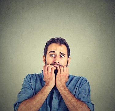 Hombre preocupado por compras en línea – confianza y seguridad Agrotool