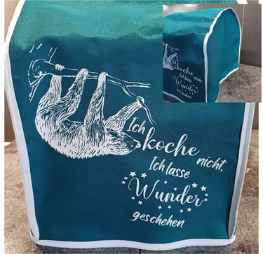 Türkise Stoffhülle mit weisser Umrandung, bedruckt mit einer Illustration eines entspannten Faultier