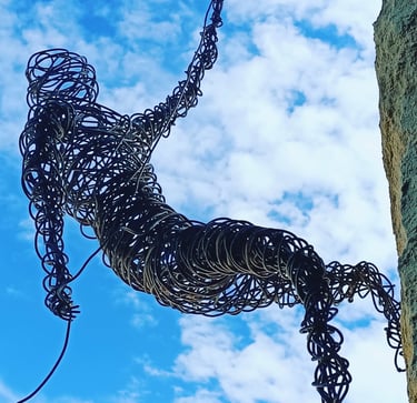 le cordiste sculpture fil de fer artiste Wilfrid Bricourt