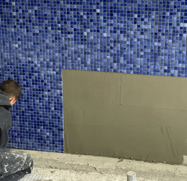 Individueller Poolbau aus Beton mit Mosaik – Maßanfertigung für höchste Qualität.