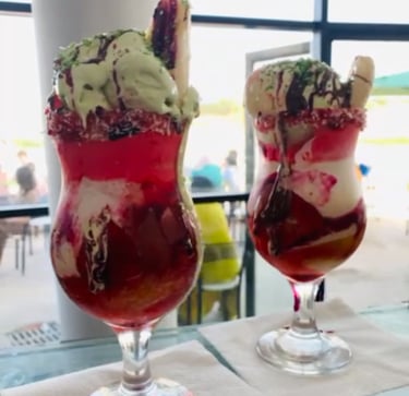 كوبين من الآيس كريم وآيس كريم الشوكولاتة