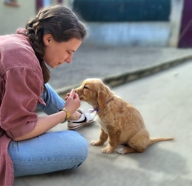 une personne assise sur le sol avec son chiot