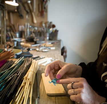 Dans l'atelier de marqueterie de paille