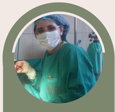 Uma médica com jaleco verde está realizando um procedimento cirúrgico