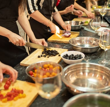 Des personnes qui cuisinent au cours d'un atelier culinaire
