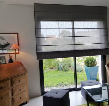 Stores bateaux dans une maison rénovée posés par l'artisan menuisier en Vendée