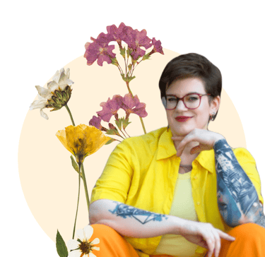 ein Foto von Swana Schuchmann. Sie lächelt. Im Hintergrund gelbe und lila Blumen.