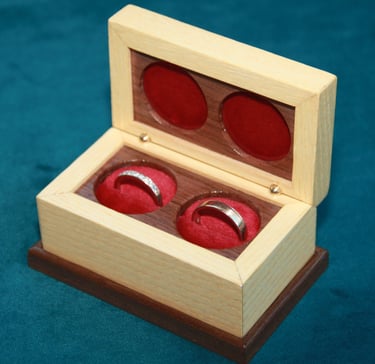 Enig, handgemaakt ringdoosje.