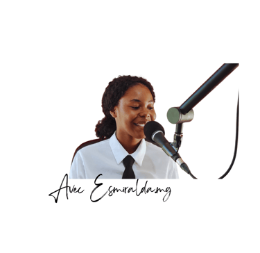 Une fille qui enregistre un podcast avec un Micro
