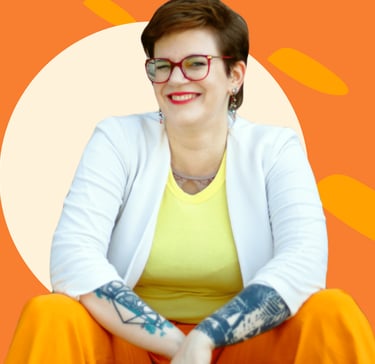 Swana Schuchmann, a woman with short hair, a bright smile and a white blazer, smiling