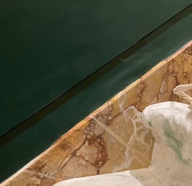 plinthes faux-marbre bordeaux