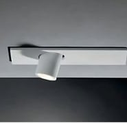 Sistema de iluminación TAUK 1 lineal con focos empotrados orientables en riel