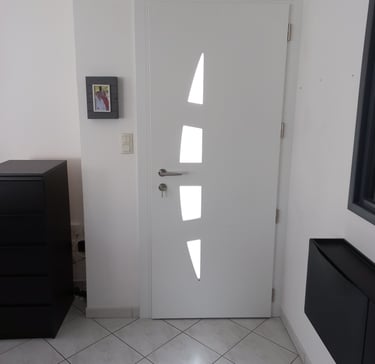 porte d'entrée en pvc blanche posée par l'artisan menuisier en Vendée
