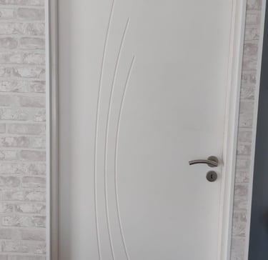 porte d'intérieur en bois blanc posée par l'artisan menuisier en Vendée 