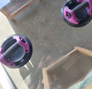 changement de vitres avec deux ventouses faits par un artisan menuisier en Vendée