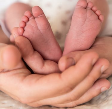 des petits pieds de bébé capturer lors d'une séance naissance