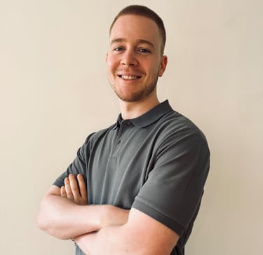 Linus Lampert Gründer und Geschäftsführer von FRAMA Digital vor weißem Hintergrund