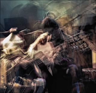 Paco Lomeña en una foto de artística de Jordi Puig en concierto en la Salamandra