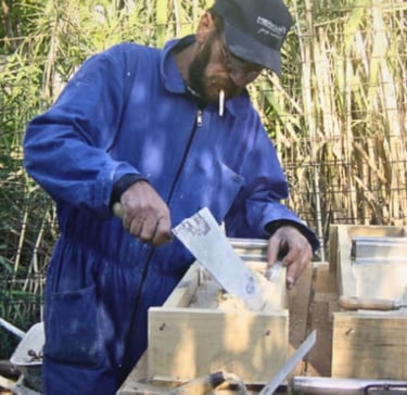Enchendo as formas das novas calhas de água pluvial, Susak, Croácia